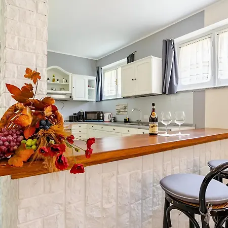 Entire In With Parking Apartment *